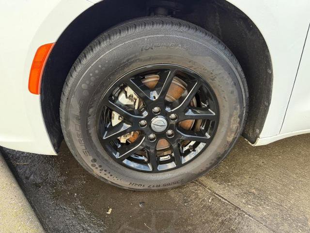 Used 2024 Chrysler Pacifica Touring-L video 2