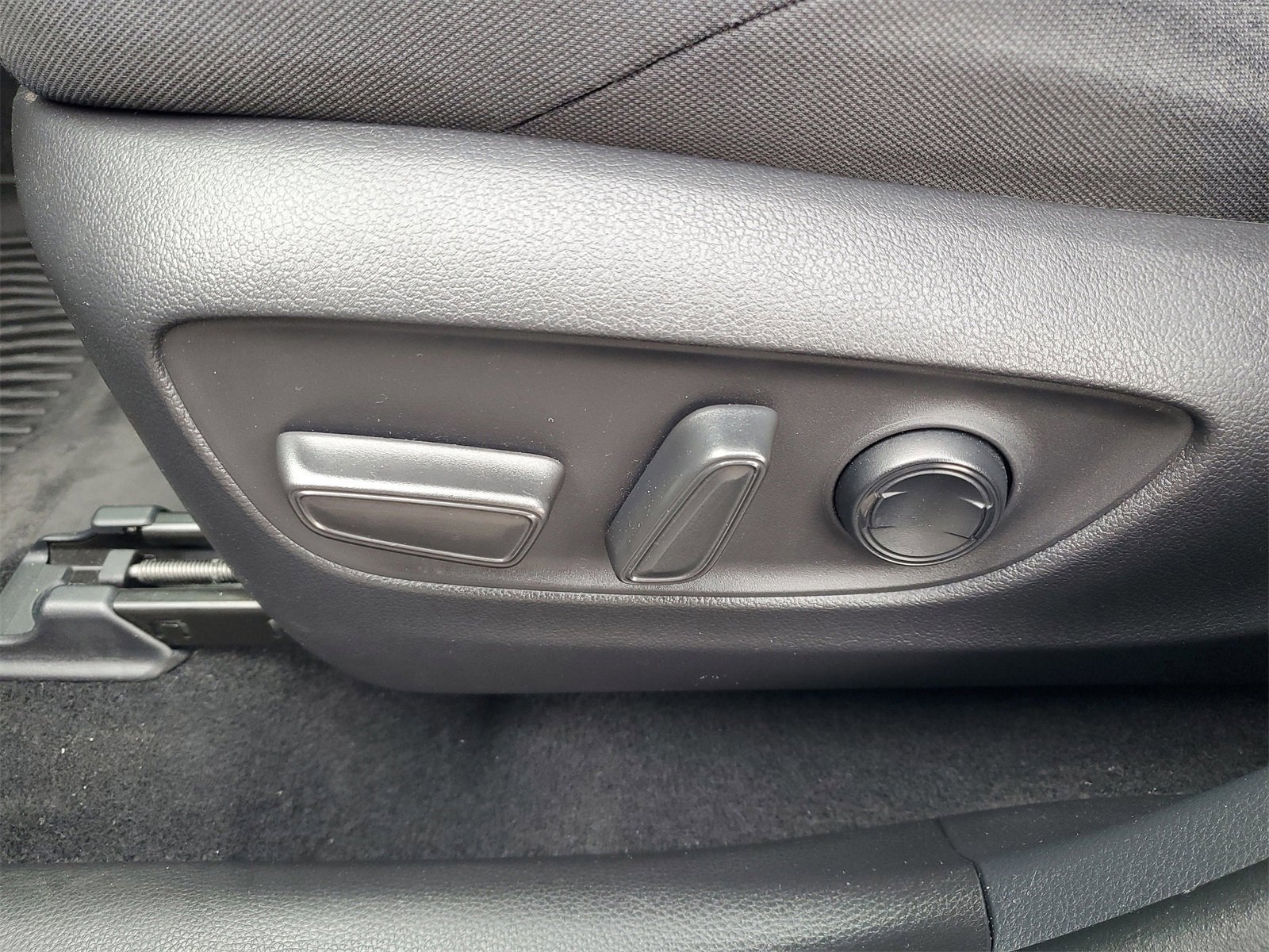 Used 2022 Toyota Venza LE image 19