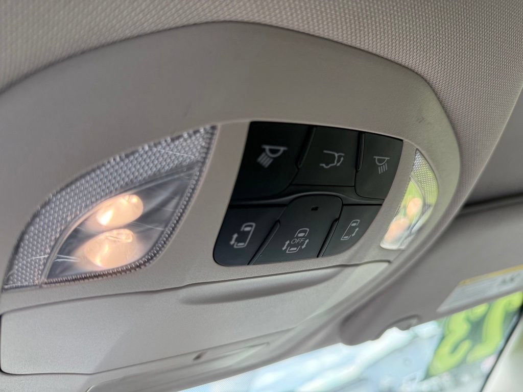 Used 2023 Chrysler Pacifica Touring-L FWD image 16