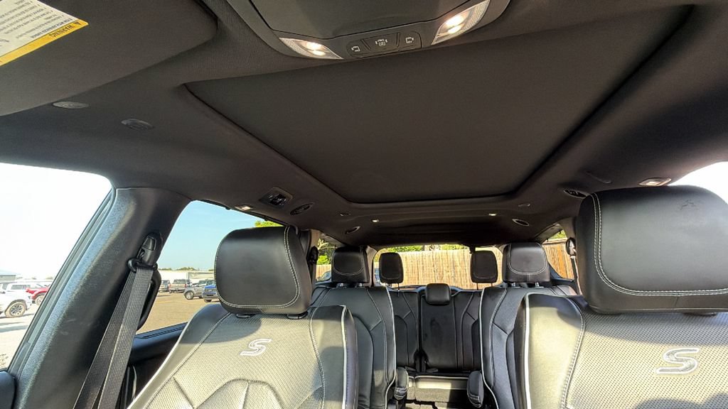 Used 2025 Chrysler Pacifica Limited FWD image 24