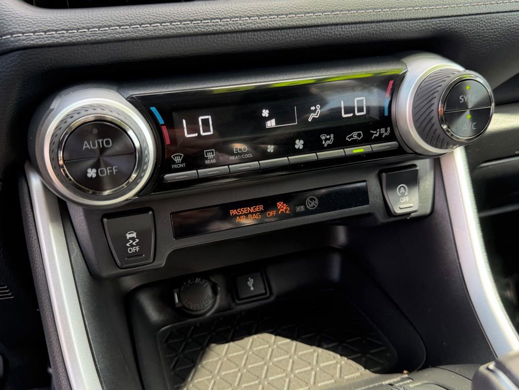 Used 2022 Toyota RAV4 XLE Premium image 27