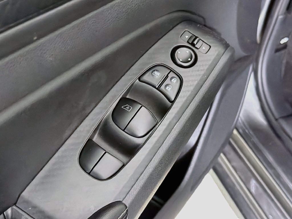 Used 2025 Nissan Altima 2.5 SV FWD image 21