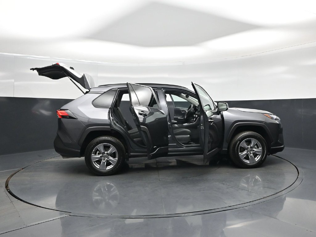 Used 2022 Toyota RAV4 XLE AWD/4WD image 4