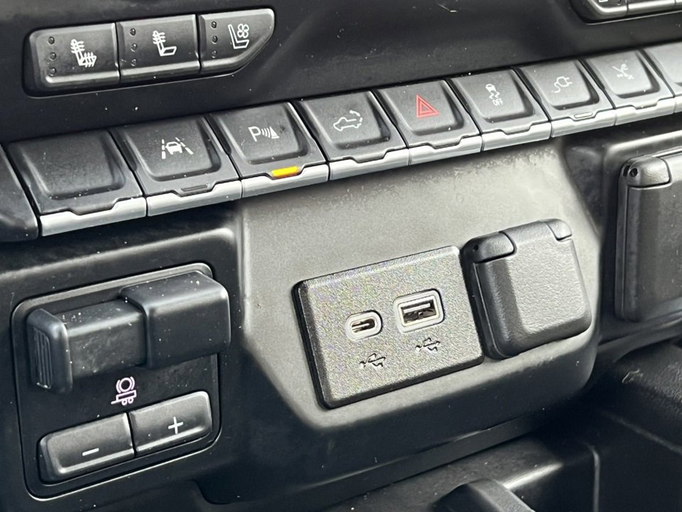 Used 2022 Chevrolet Silverado 1500 High Country w/ Technology Package image 37