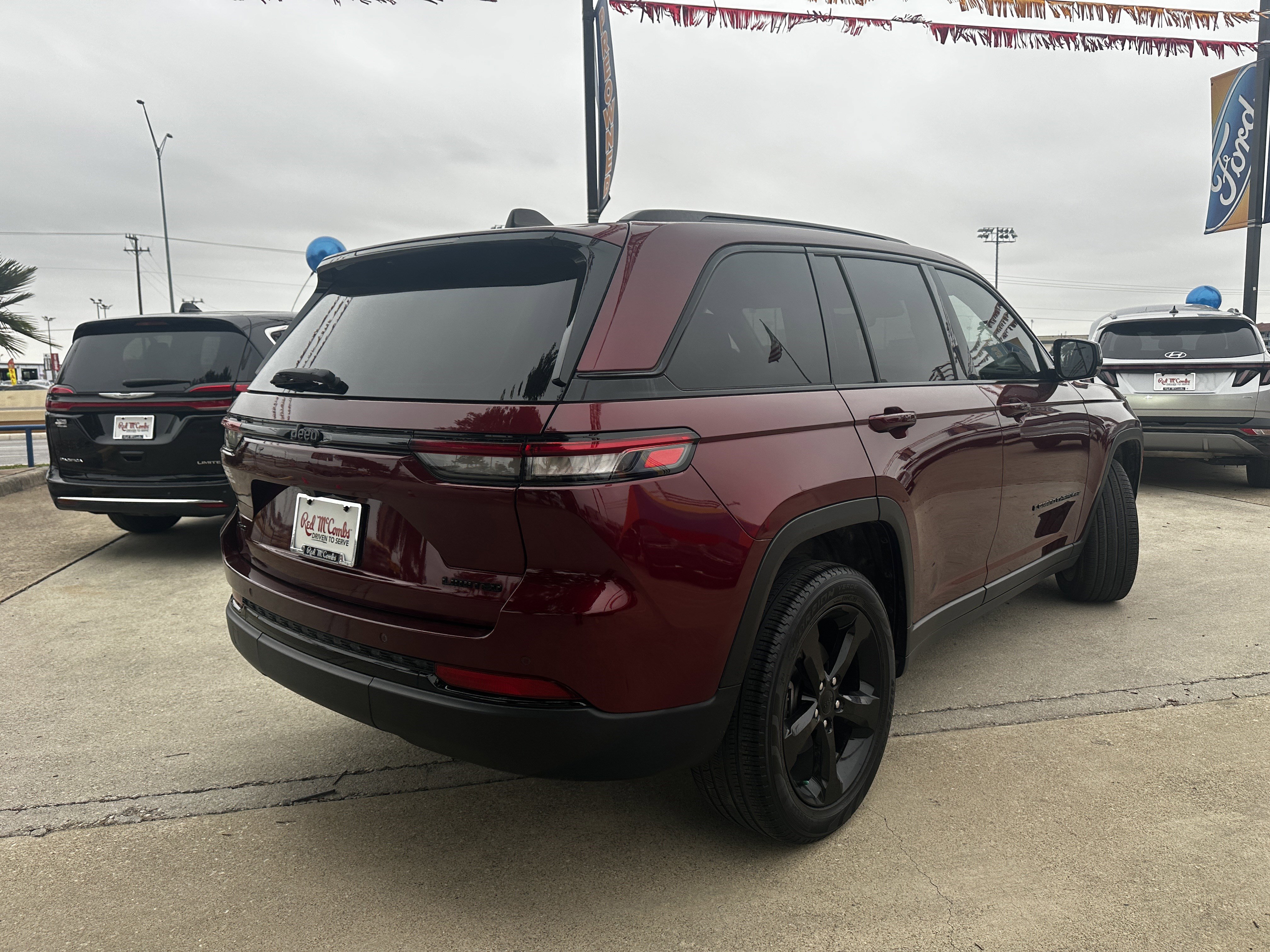 Used 2023 Jeep Grand Cherokee Limited w/ Black Appearance Package AWD/4WD image 5