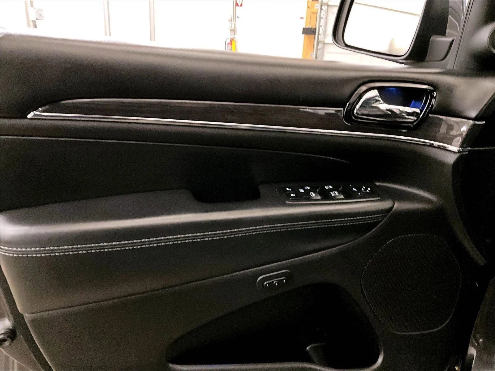 Used 2019 Jeep Grand Cherokee Overland AWD/4WD image 22