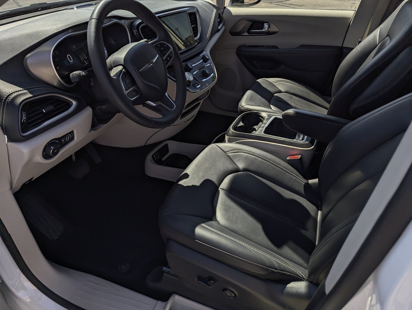 Used 2024 Chrysler Pacifica Limited FWD image 10