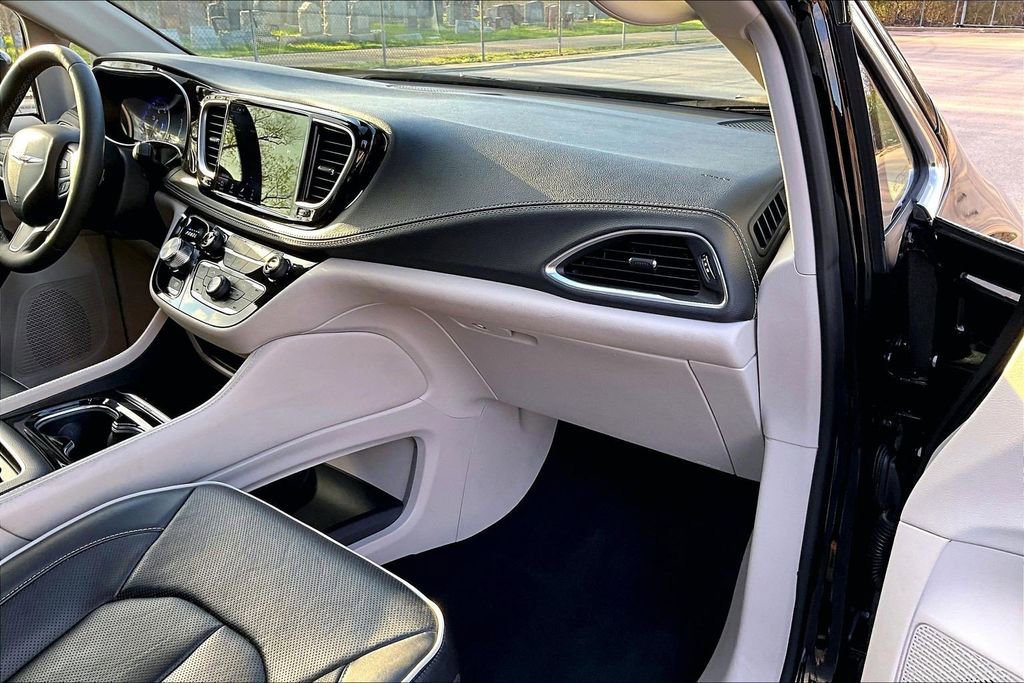 Used 2024 Chrysler Pacifica Limited FWD image 15