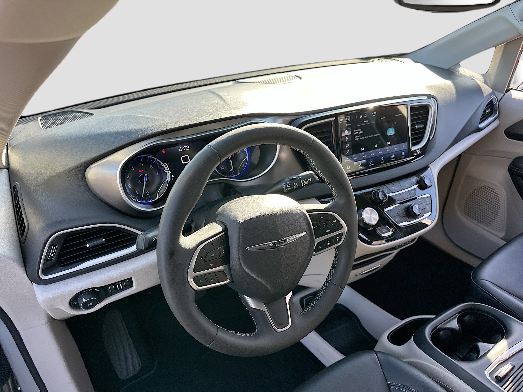 Used 2024 Chrysler Pacifica Touring-L image 9