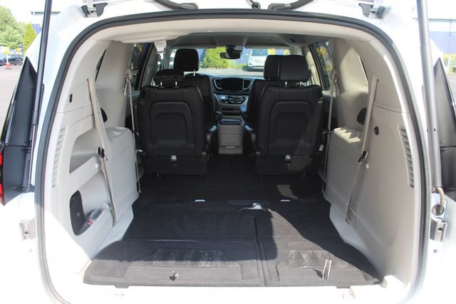 Used 2024 Chrysler Pacifica Touring-L FWD image 18