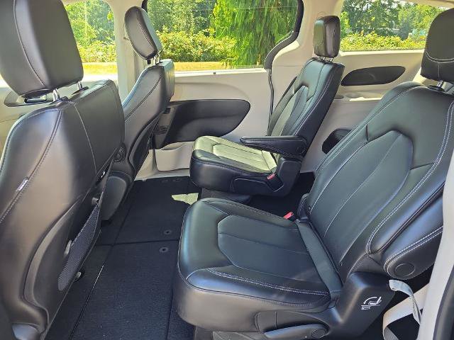 Used 2023 Chrysler Pacifica Touring-L FWD image 9