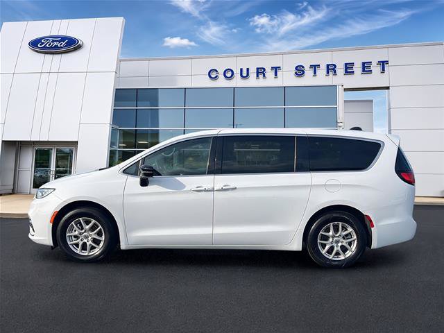 Used 2025 Chrysler Pacifica Select FWD image 8
