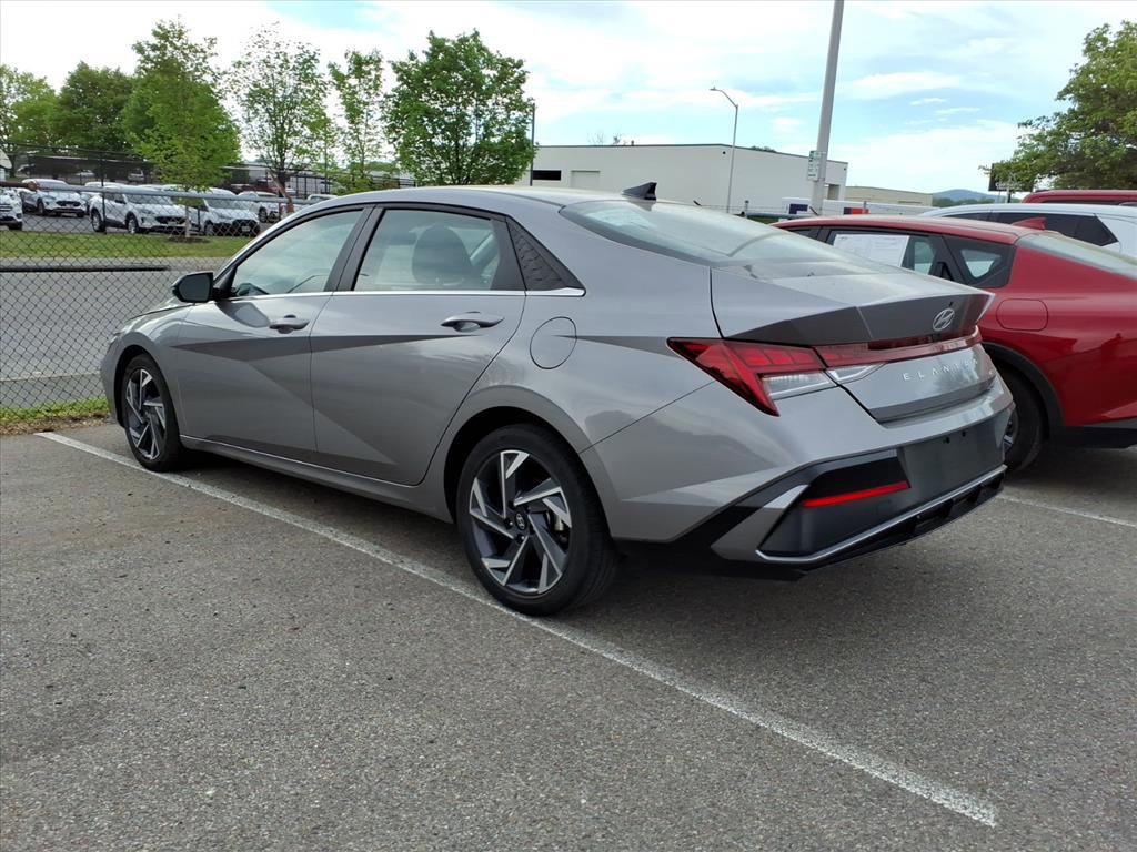 Used 2025 Hyundai Elantra Limited FWD image 3