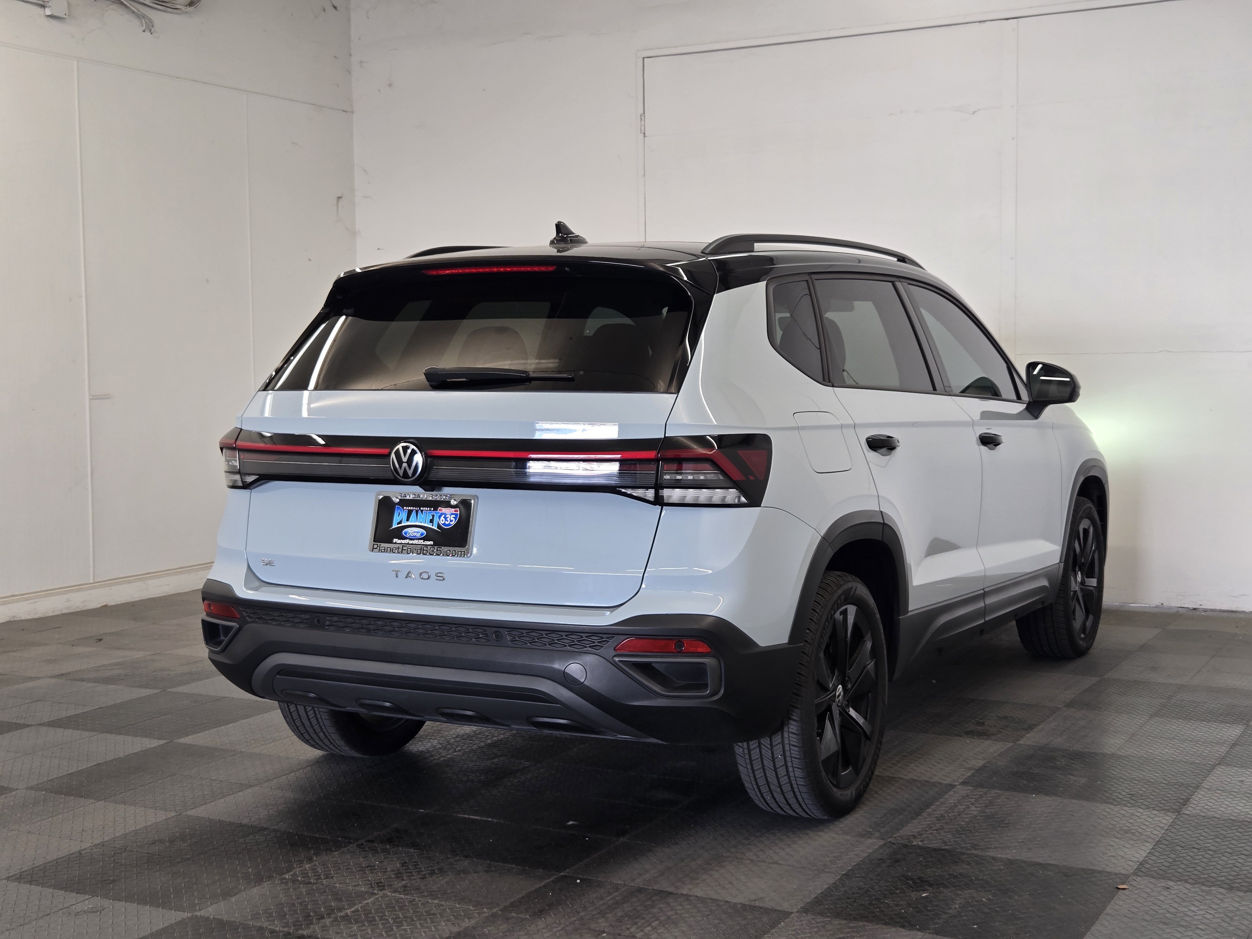 Used 2025 Volkswagen Taos SE FWD image 7