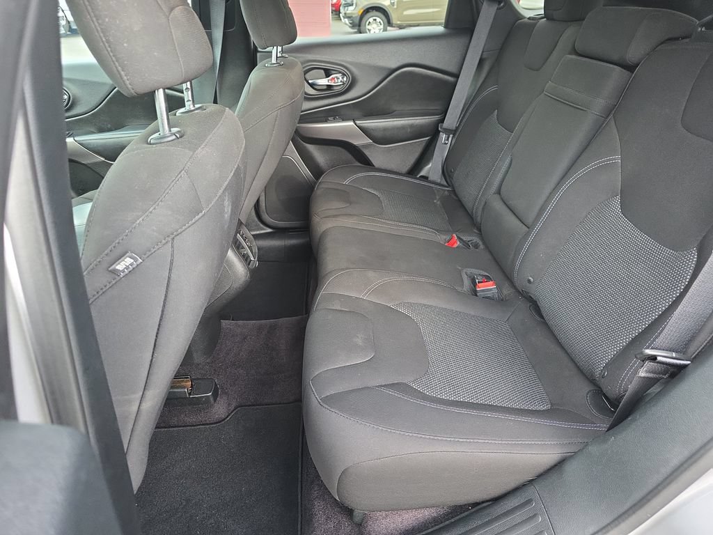 Used 2019 Jeep Cherokee Latitude w/ Popular Appearance Group FWD image 29