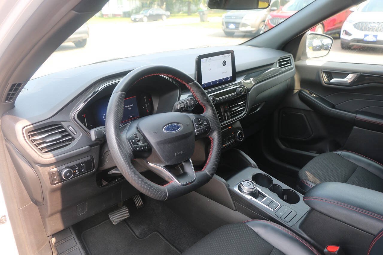 Certified 2025 Ford Escape ST-Line Select AWD/4WD image 28