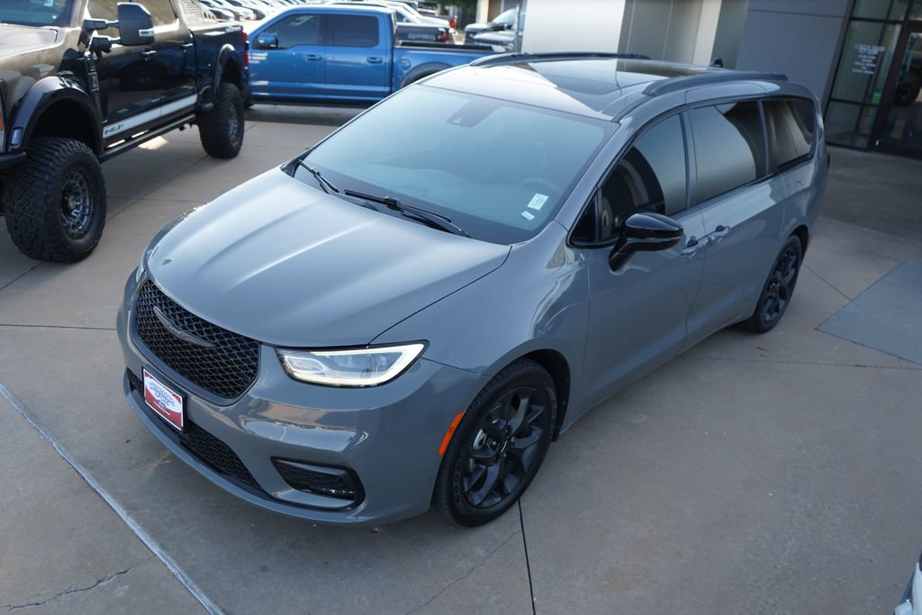 Used 2025 Chrysler Pacifica Limited FWD image 14