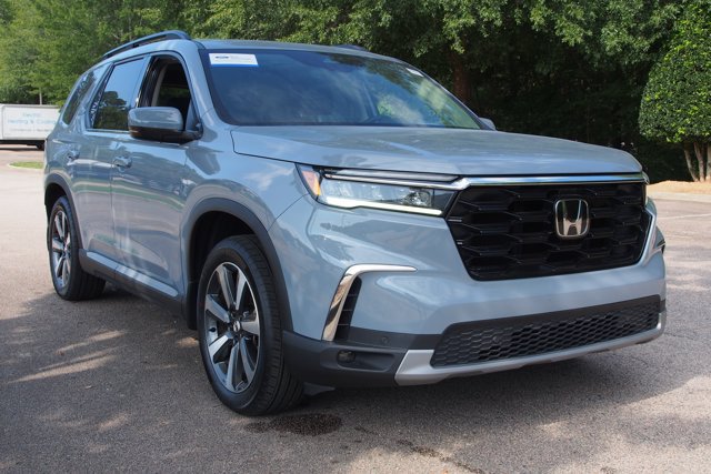 Used 2025 Honda Pilot Touring image 1