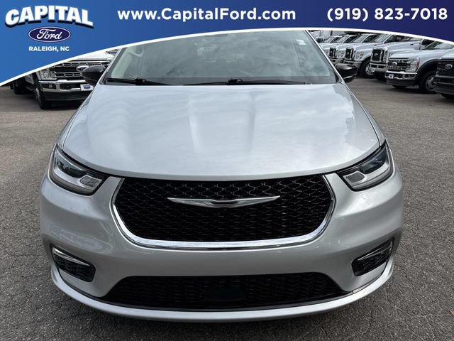 Used 2024 Chrysler Pacifica Touring-L FWD image 10