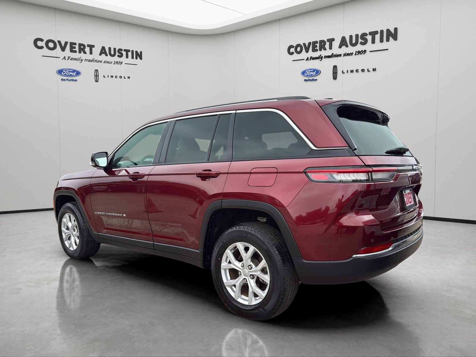 Used 2023 Jeep Grand Cherokee Limited RWD image 3