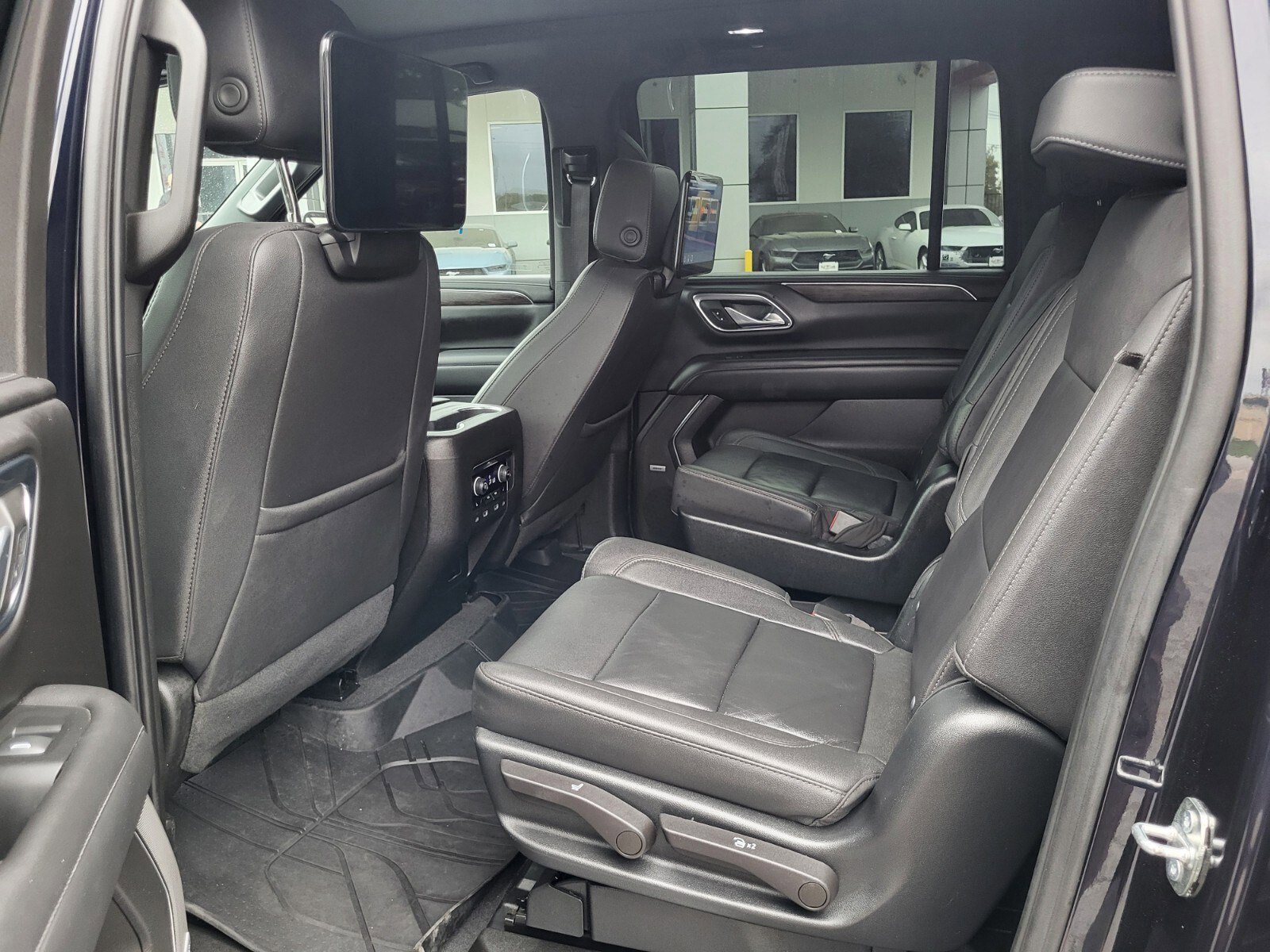 Used 2023 Chevrolet Suburban Z71 w/ Luxury Package image 18