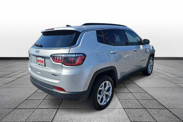 Used 2024 Jeep Compass Latitude AWD/4WD image 5