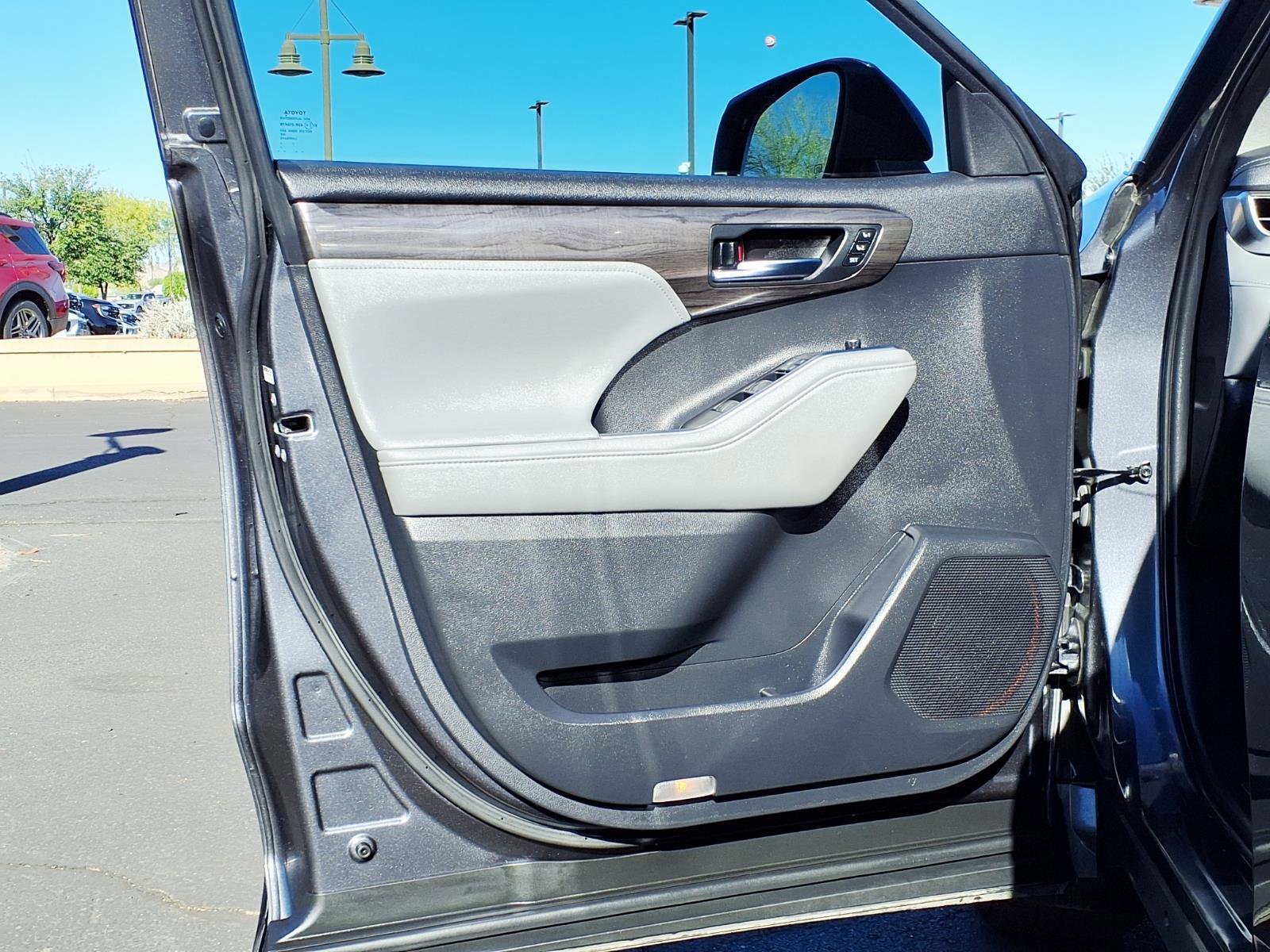 Used 2021 Toyota Highlander Limited image 21