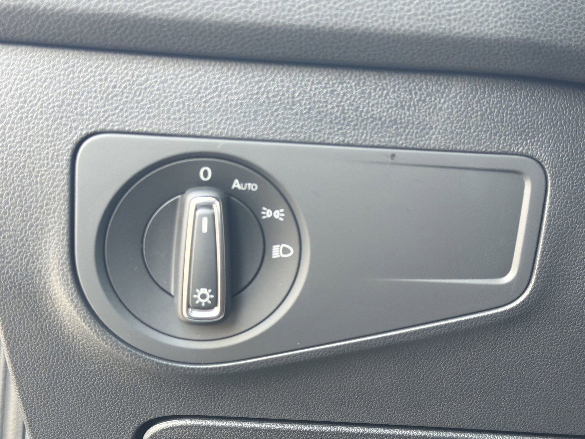 Used 2024 Volkswagen Tiguan SE w/ Panoramic Sunroof Package image 16