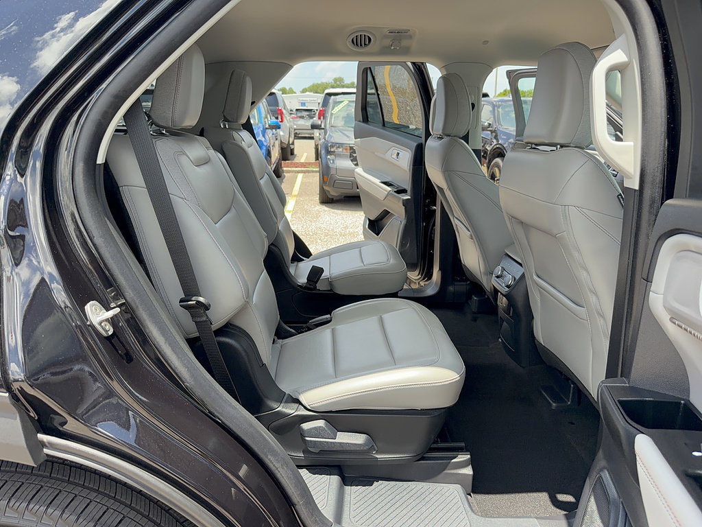 Certified 2025 Ford Explorer Active w/ Active Comfort Package AWD/4WD image 15