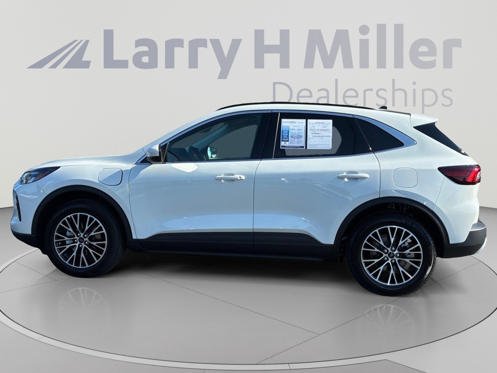 Certified 2025 Ford Escape SE FWD image 2