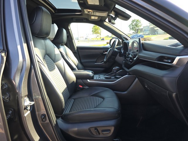 Used 2023 Toyota Highlander XSE FWD image 20