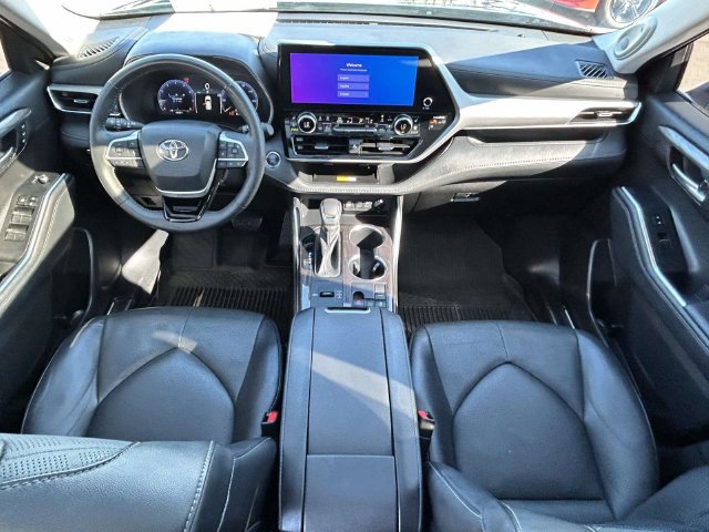 Used 2023 Toyota Highlander Platinum FWD image 4