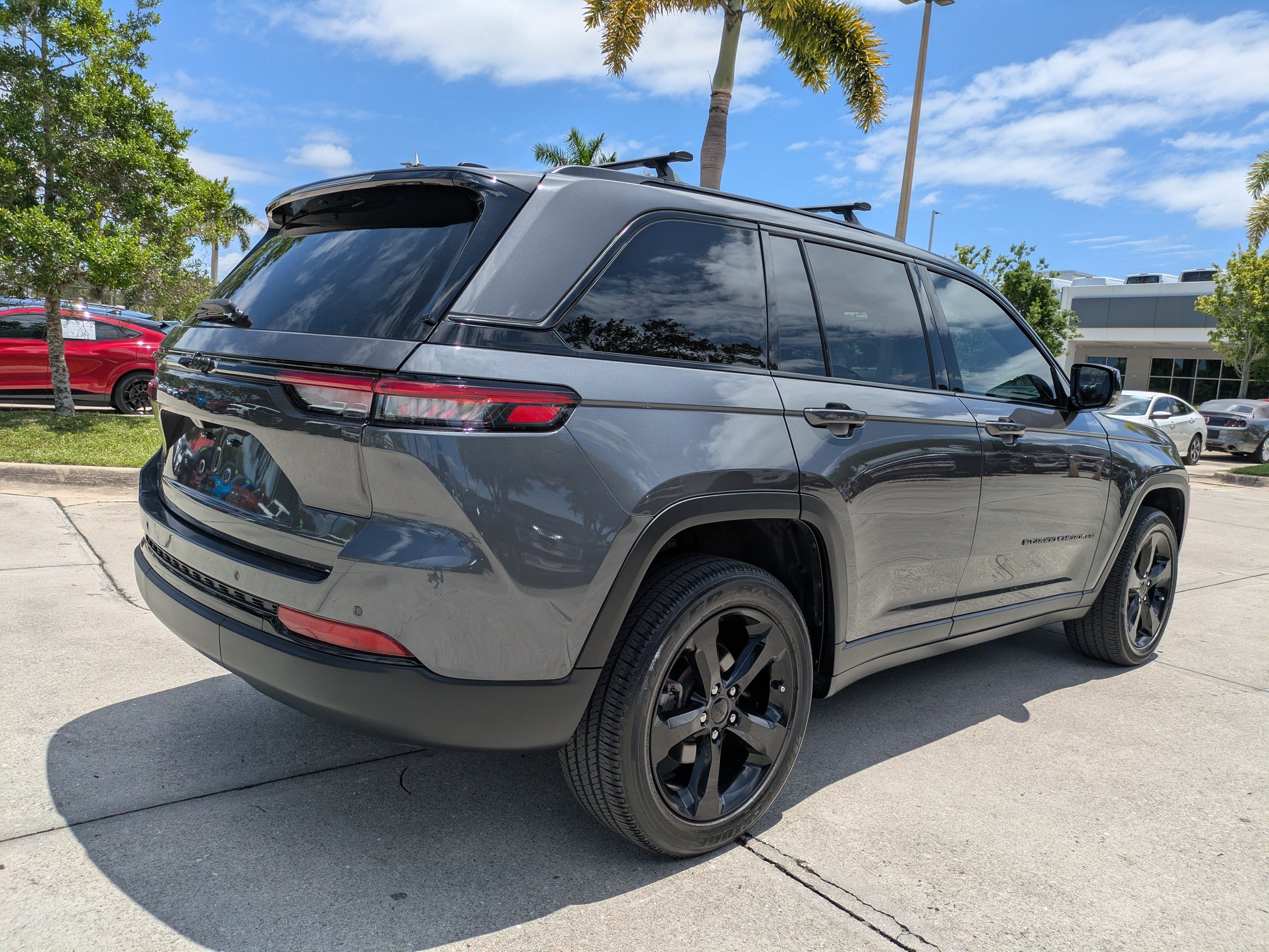 Used 2023 Jeep Grand Cherokee Altitude AWD/4WD image 4