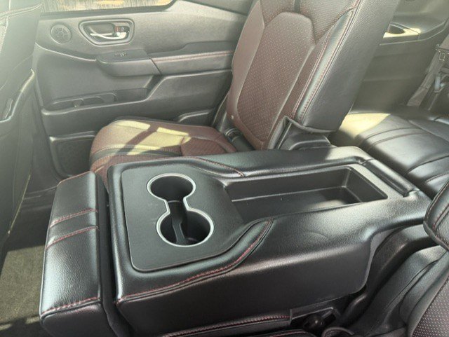 Used 2025 Honda Pilot Black Edition image 31