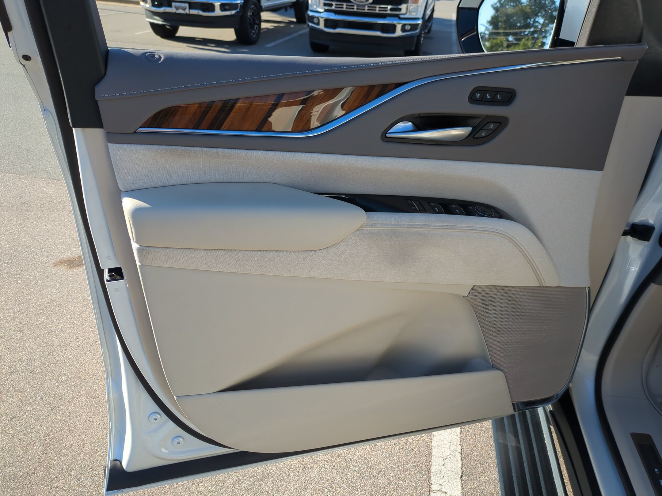 Used 2024 Cadillac Escalade ESV Sport Platinum AWD/4WD image 17