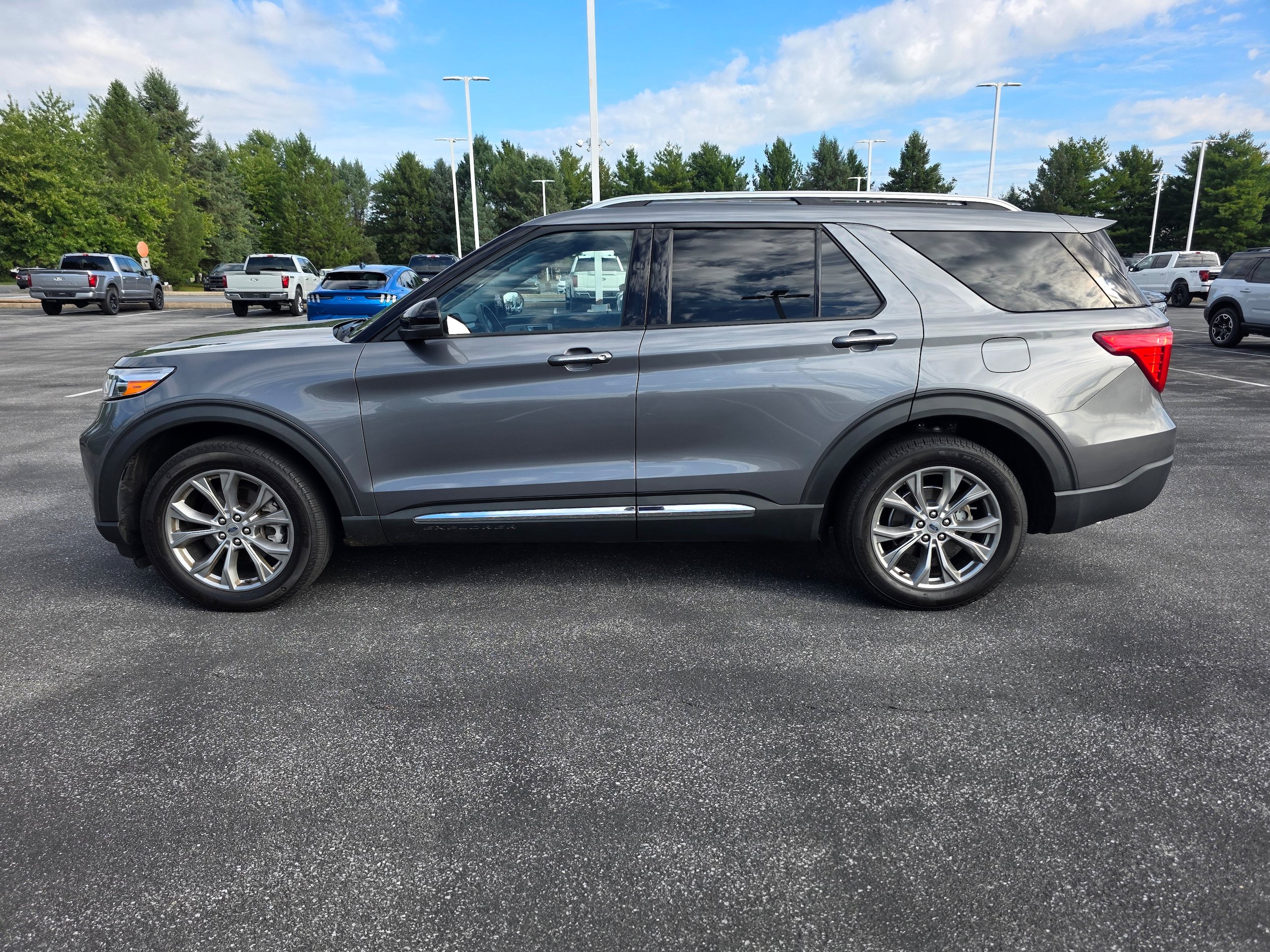 Certified 2022 Ford Explorer Limited w/ Equipment Group 301A AWD/4WD image 2