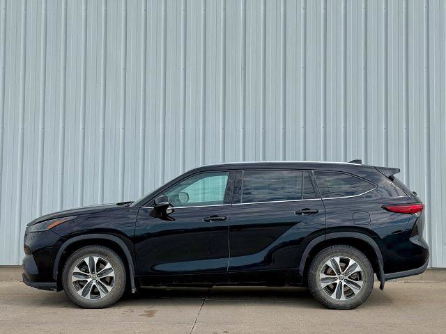 Used 2021 Toyota Highlander XLE AWD/4WD image 3