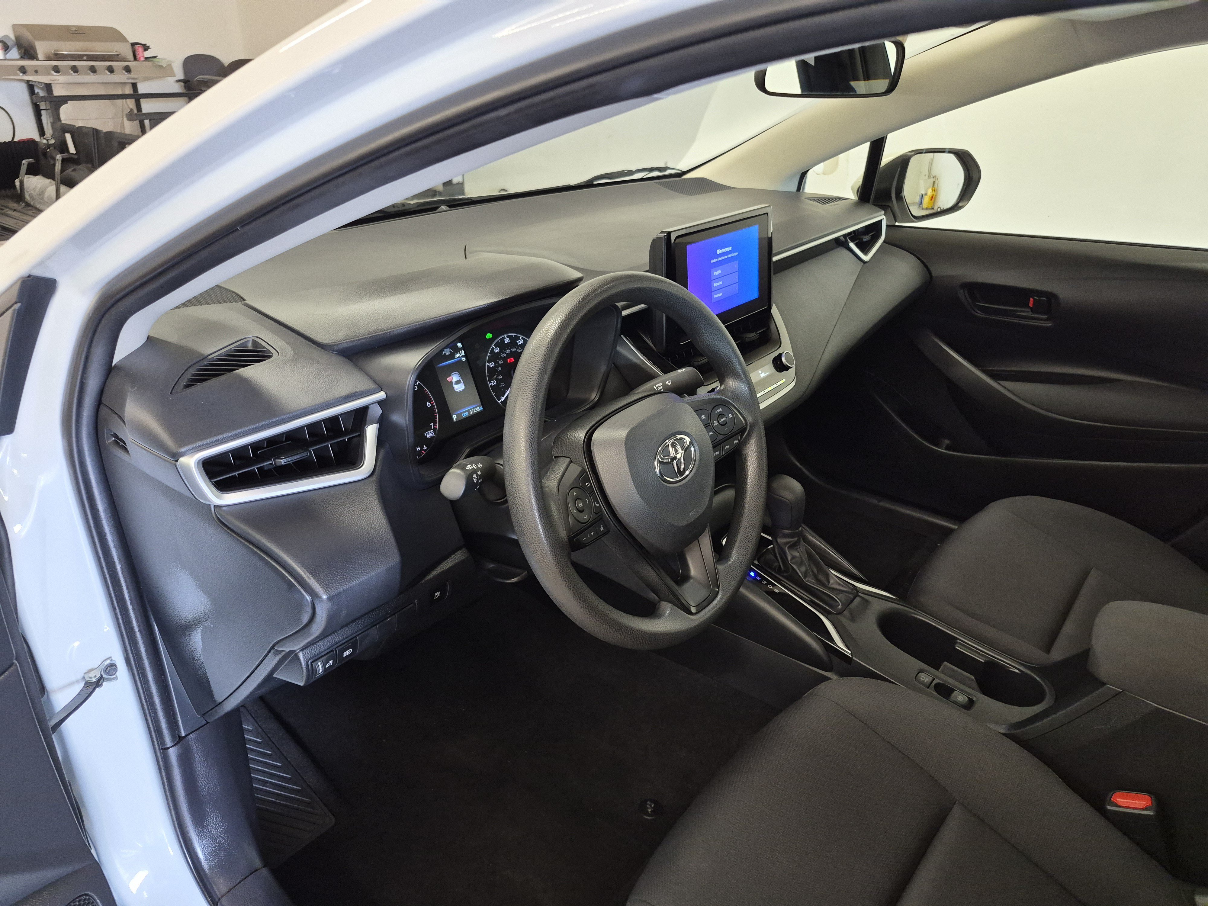 Used 2025 Toyota Corolla LE FWD image 12