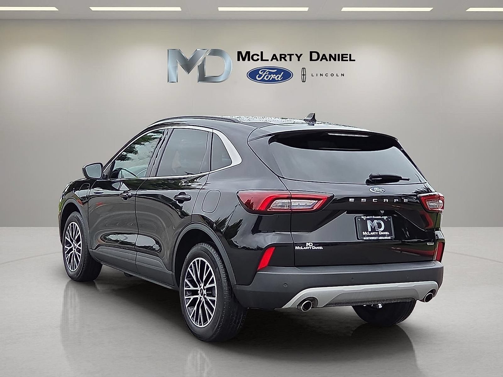 Certified 2025 Ford Escape SE w/ PHEV Premium Package FWD image 4