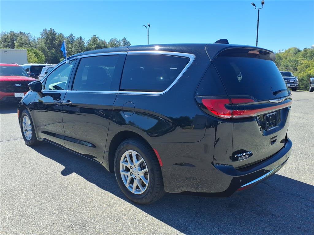 Used 2025 Chrysler Pacifica Select FWD image 3