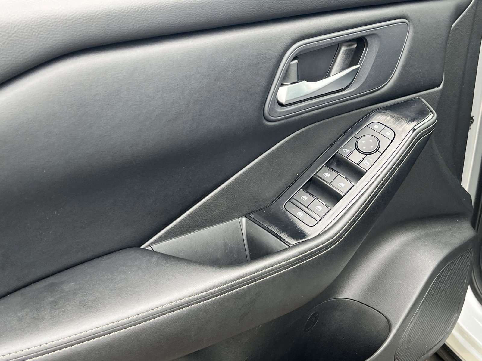 Used 2024 Nissan Rogue SV image 15