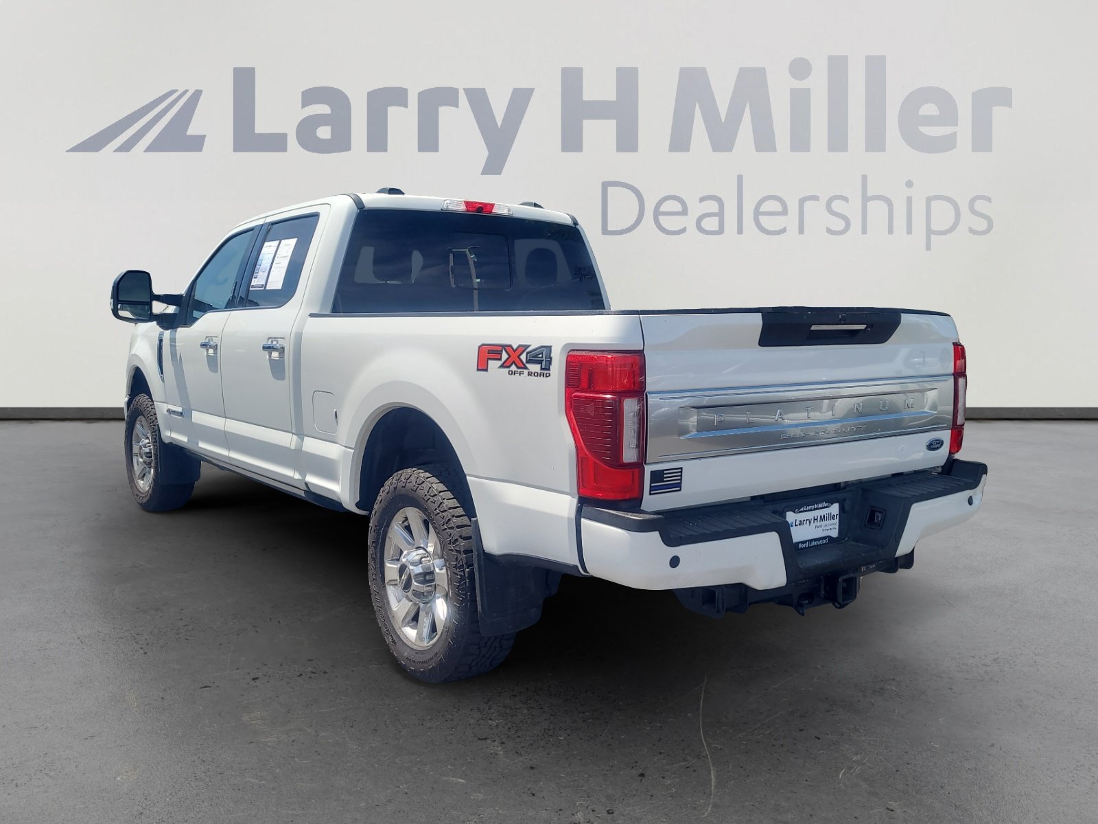 Certified 2022 Ford F350 Platinum w/ FX4 Off-Road Package AWD/4WD image 3