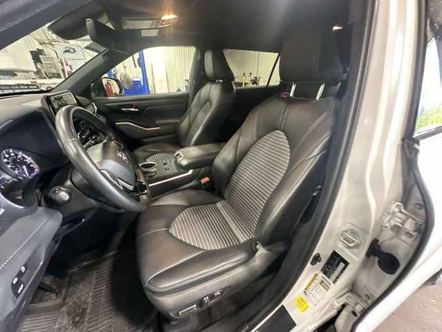 Used 2023 Toyota Highlander XSE FWD image 17