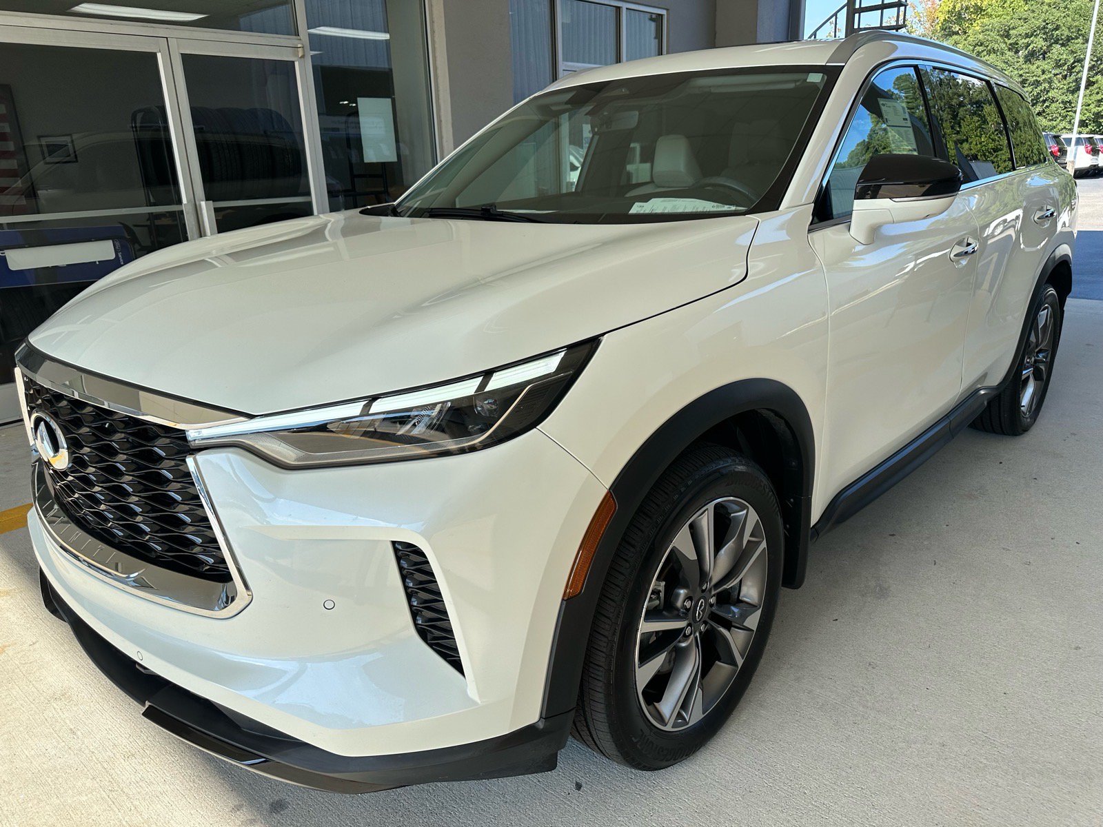Used 2023 INFINITI QX60 Luxe w/ Cargo Package FWD image 3