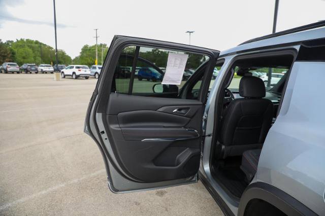 Used 2025 Chevrolet Traverse Z71 AWD/4WD image 28