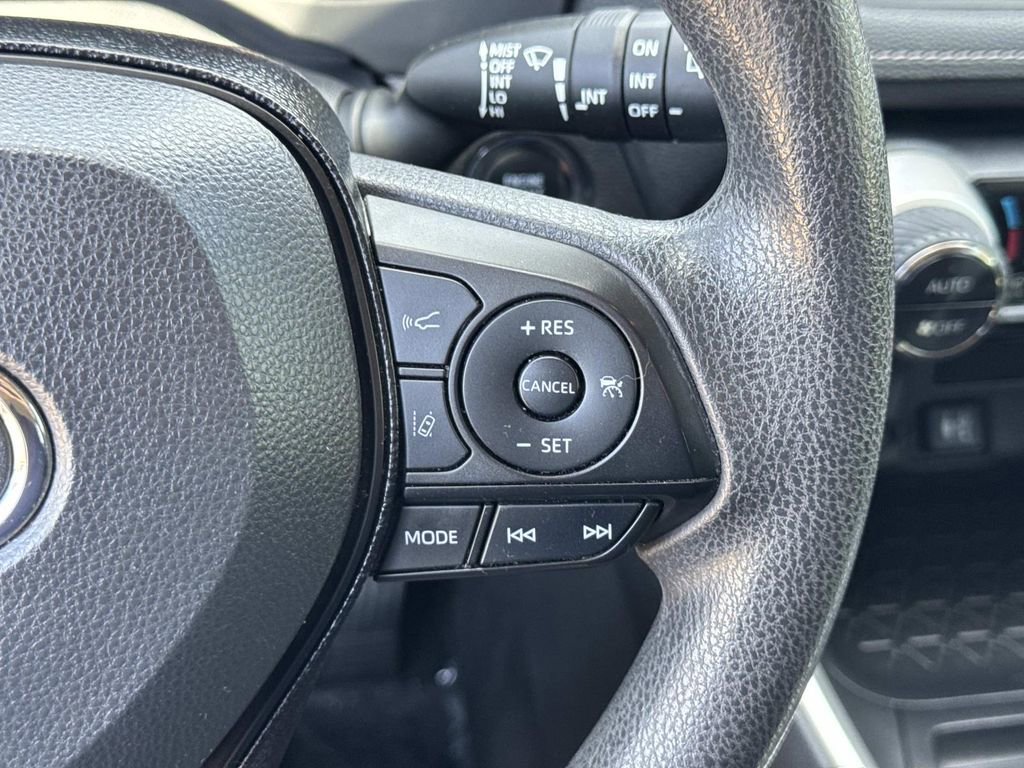 Used 2019 Toyota RAV4 XLE FWD image 11