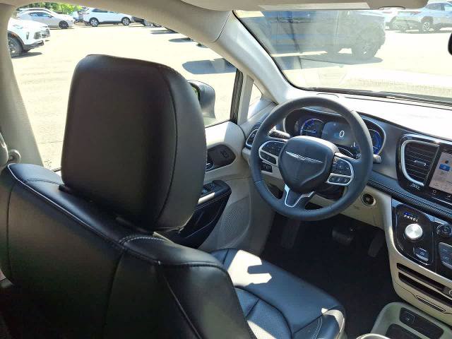 Used 2023 Chrysler Pacifica Touring-L FWD image 15