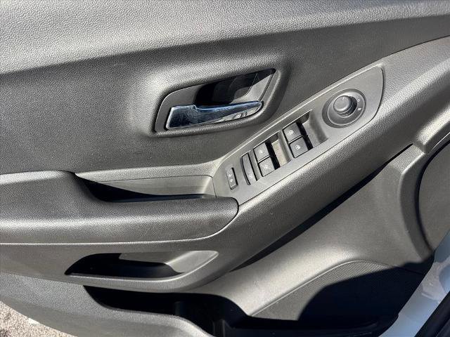 Used 2018 Chevrolet Trax LT w/ LT Convenience Package image 18