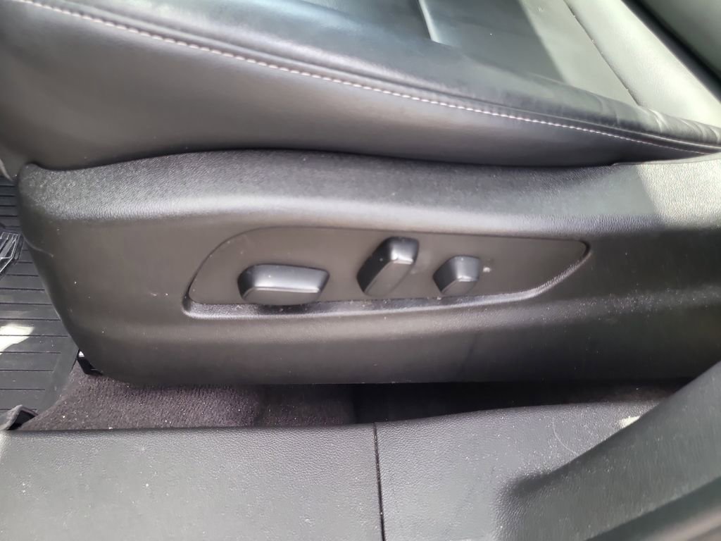 Used 2023 Cadillac XT4 Premium Luxury w/ Cold Weather Package AWD/4WD image 20