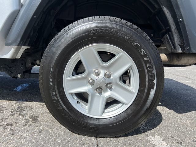 Used 2023 Jeep Gladiator Sport image 15